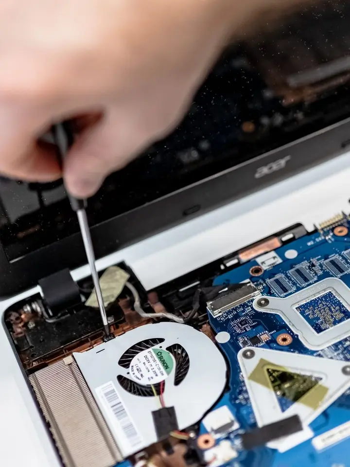 Technicien informatique en intervention